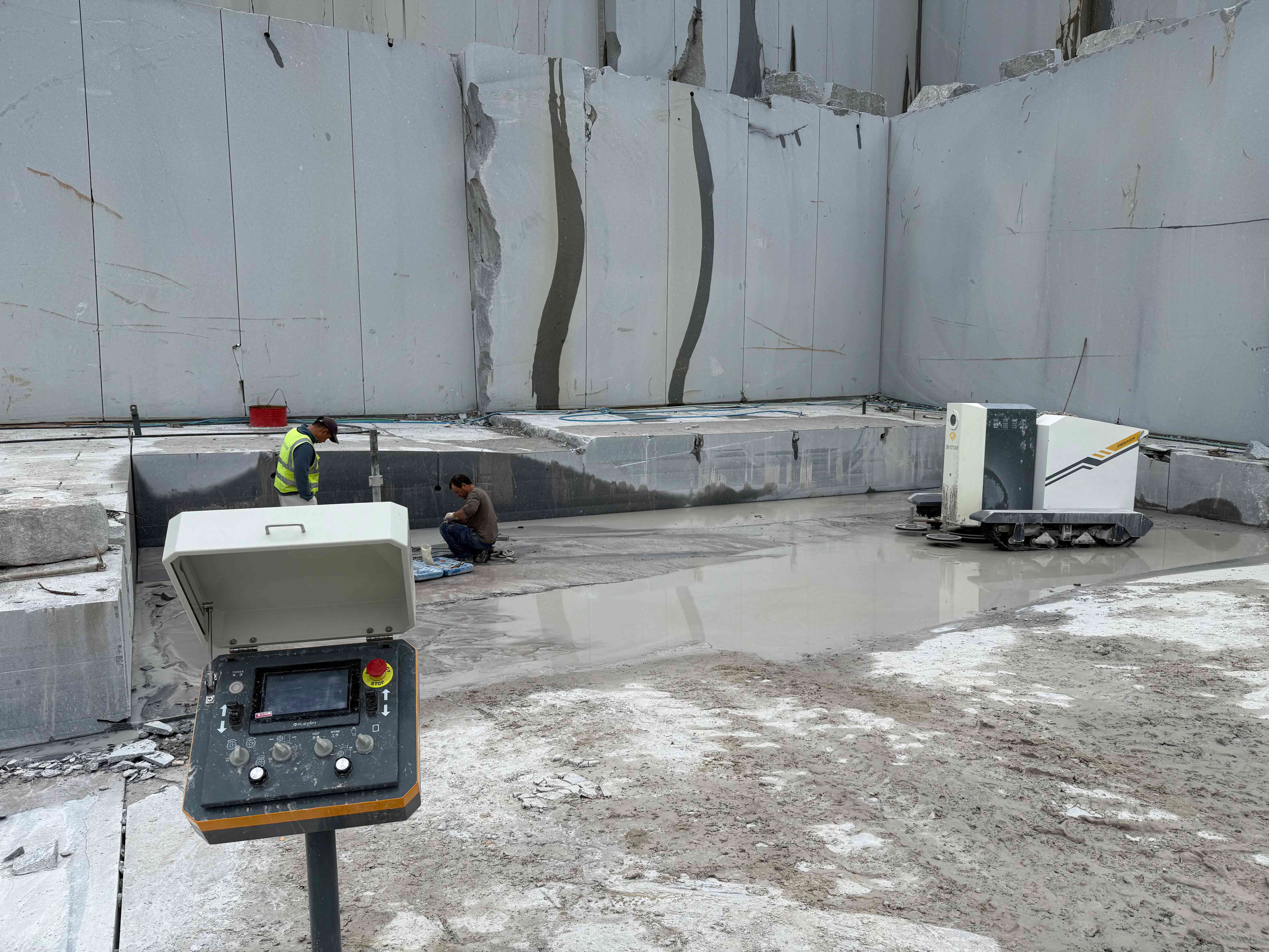 Trackless wire saw machine running in Portugal Trackless wire saw machine running in Portugal