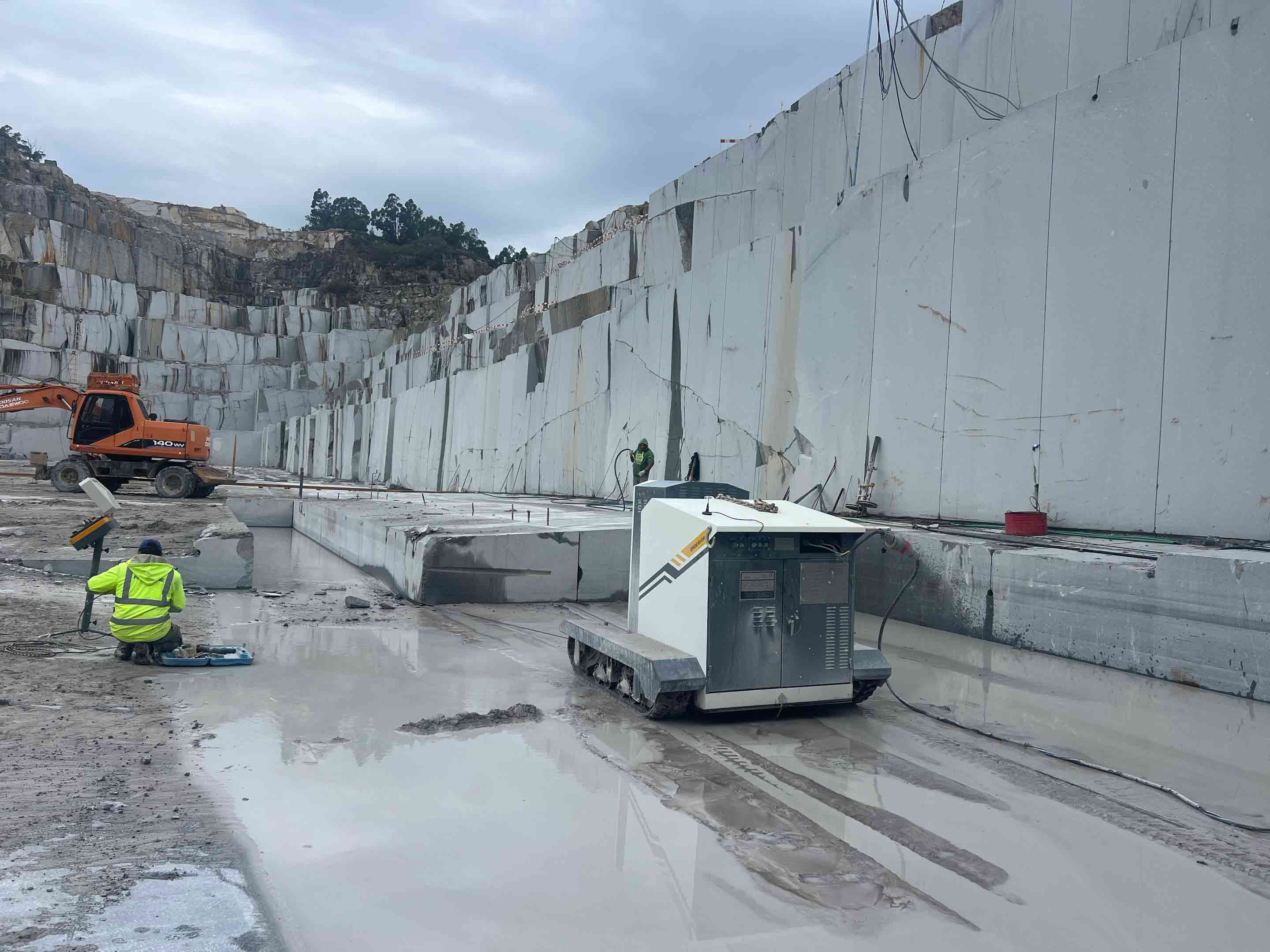 Trackless wire saw machine running in Portugal Trackless wire saw machine running in Portugal